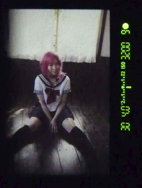 <b>シャッターボタンを半押ししたまま構図を調整する</b>