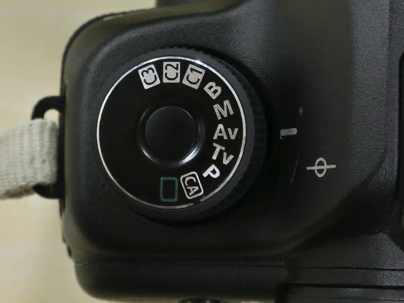 <b>絞り値によって被写体前後のボケをコントロールできる「絞り優先モード」（写真のEOS 5D Mark IIでは“Av”）で撮影するのがオススメだ</b>