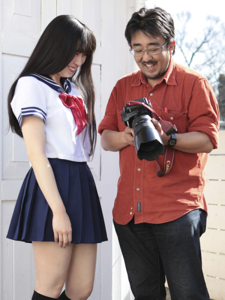 <b>撮影後にはレイヤーさんに撮影画面を見せて作品を作り込んでいく</b>