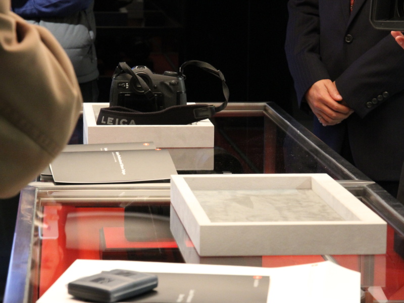 <b>手に取って試せる実機を複数用意。レンズも各種取り揃えている</b>