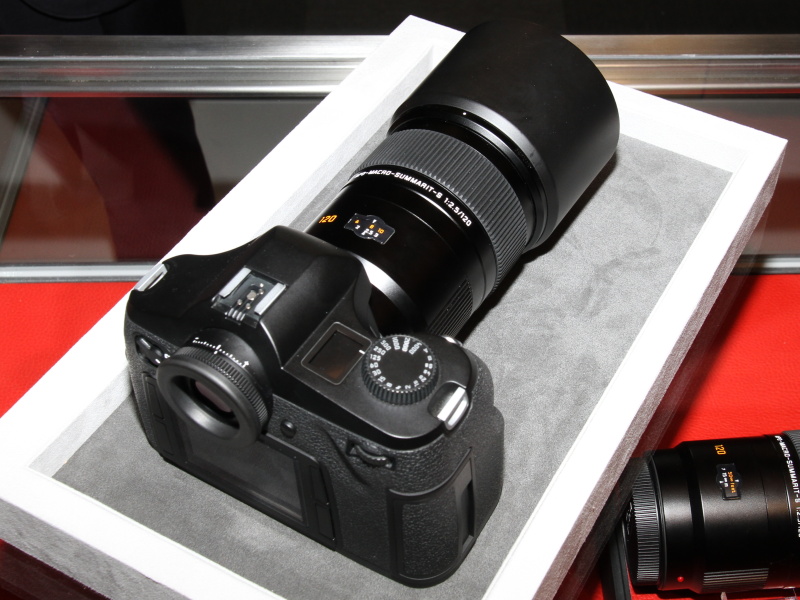 <b>ファインダー像は大きくクリア。メガネをかけていても四隅を見渡すことができた</b>