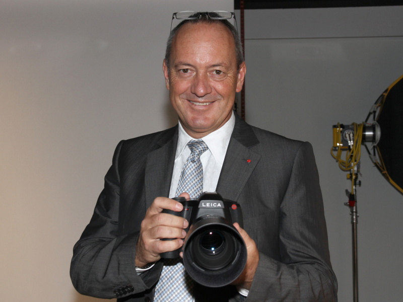 <b>ライカS2を手にするライカカメラ社CEOのアルフレッド・ショプフ氏</b>