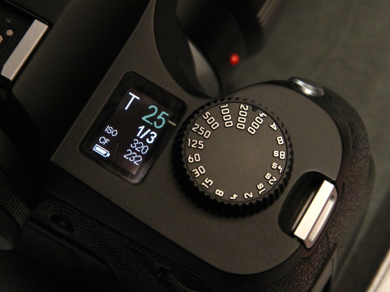 <b>有機ELの表示ディスプレイを搭載。シャッターダイヤルをAに合わせ、背面ダイヤルを押し込むことでプログラム/絞り優先を切り替える</b>