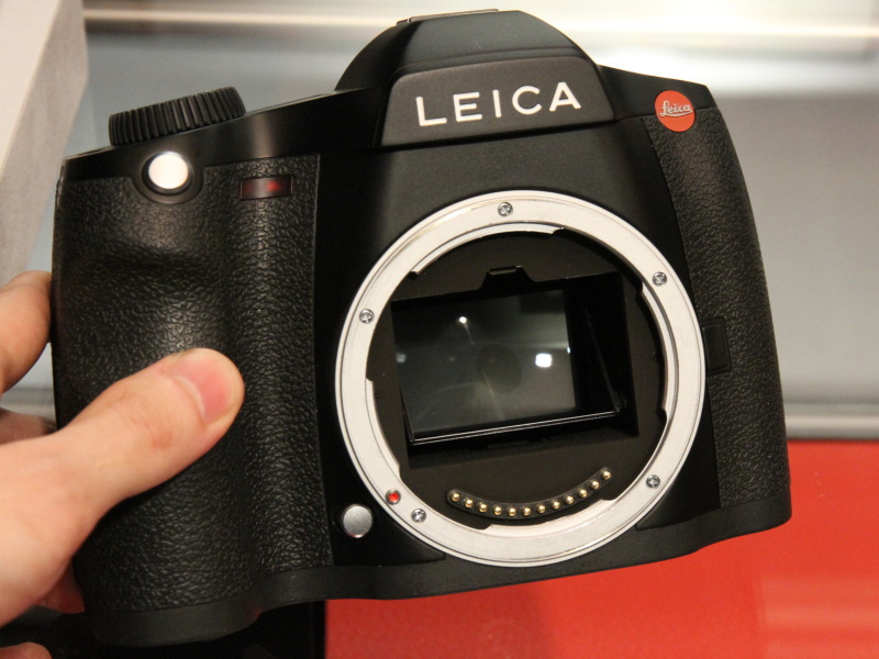 <b>S2のレンズを外したところ。ミラーの奥にコダック製のCCDセンサーがある</b>