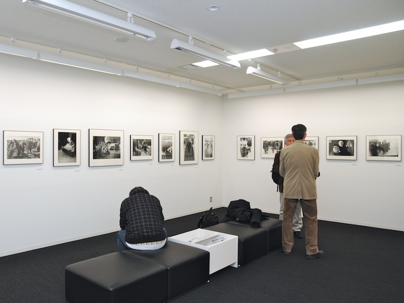 <b>初日のフォトギャラリーの様子。本物の木村伊兵衛「秋田」が展示中</b>