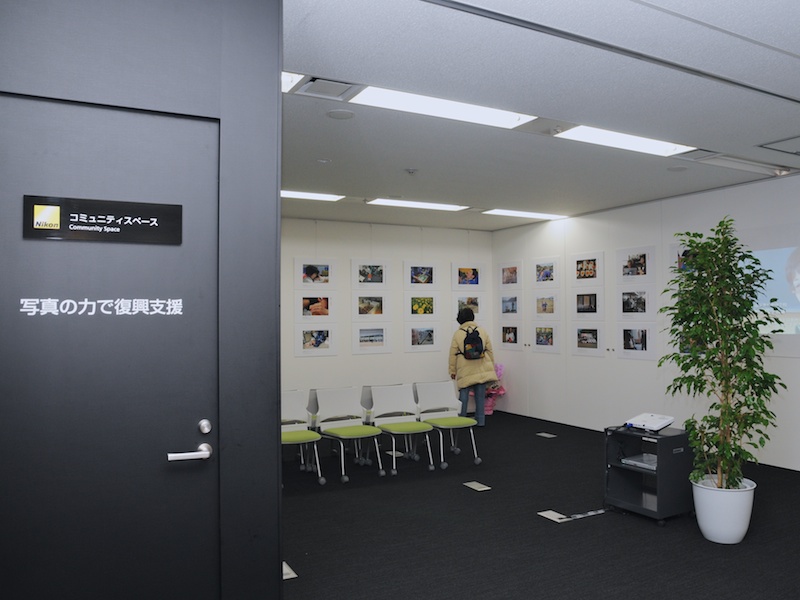 <b>コミュニティスペース。中学生フォトブックプロジェクトの成果物や、写真展「未来への教科書」の展示を行っていた</b>