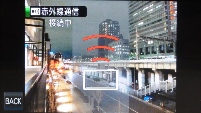 <b>送受信したい機器と赤外線ポートを向かい合わせると画像を転送できる</b>