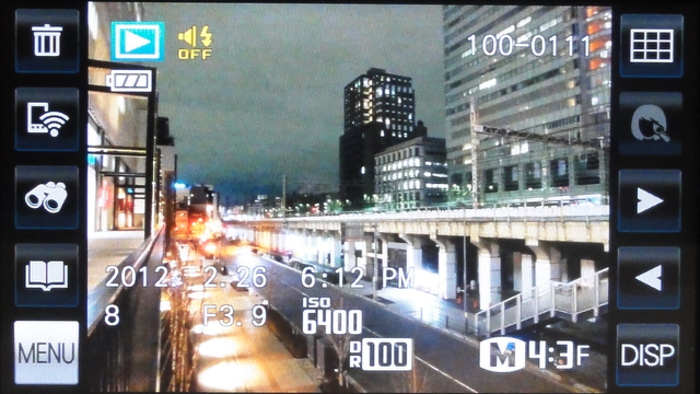 <b>送信したい画像を表示し、左側の転送アイコン（上から2番目）をタッチする。MENUから「スマートフォン送信」をタッチしても同じ操作が可能</b>