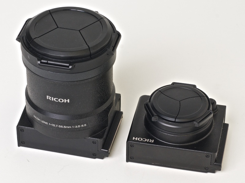 <b>参考までにRICOH LENS S10 24-72mm F2.5-4.4 VC（右）と大きさを比較。焦点域は似ているが、全長がかなり異なるのがわかる</b>