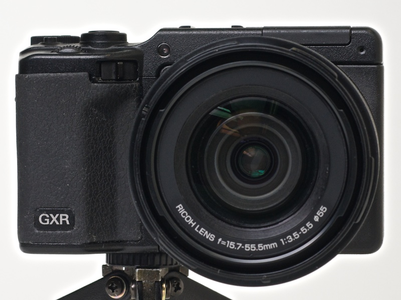 <b>正面から見たところ。鏡筒下端はGXRボディを超えてしまう</b>