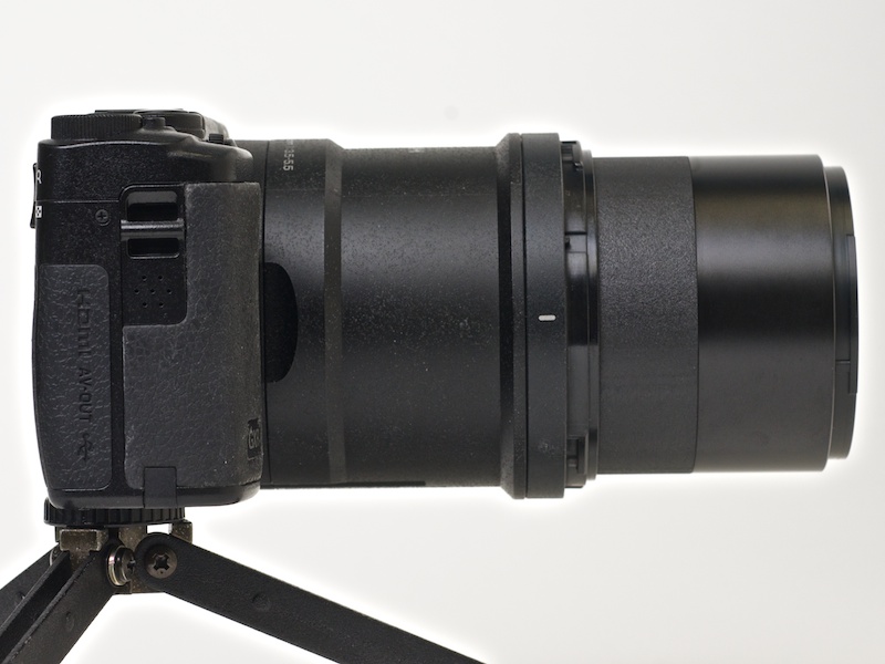 <b>85mm相当までズーム。鏡筒が軽いため、手に持ったときの重量バランスは悪くない</b>