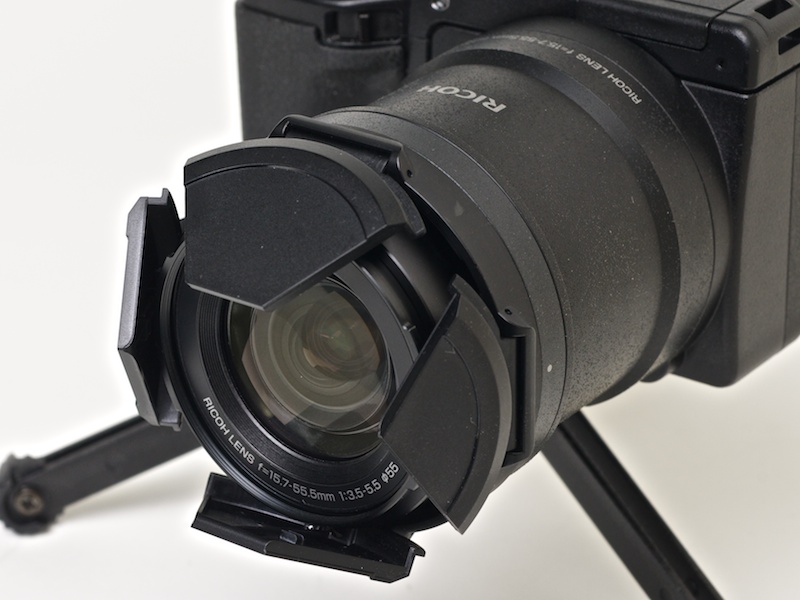 <b>電源をオンにするとレンズが繰り出し、前面を覆っていた4枚の羽根が開く</b>