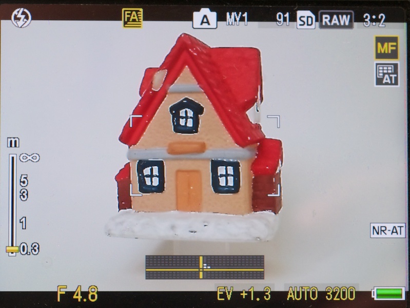 <b>傾けると表示色が黄色に。写真は水平・アオリとも傾けた状態</b>