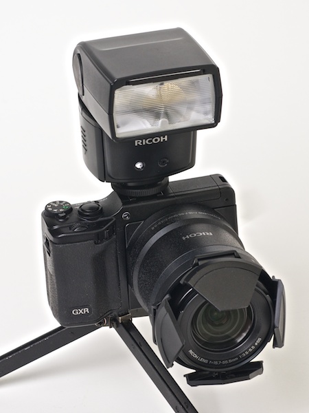 <b>クリップオンストロボGF-1を装着した状態</b>