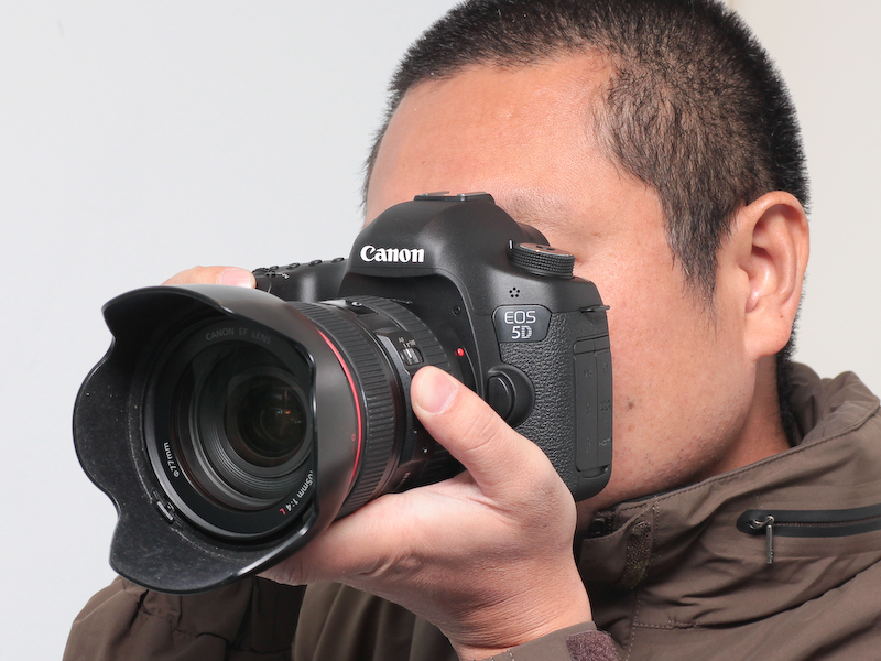 <b>ファインダー視野率は約100％に。アイポイントも十分ある</b>