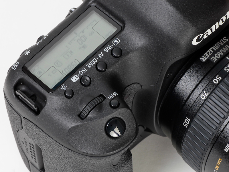 <b>シャッターボタン周りのボタン配置はEOS 7Dと同じになった。シャッターボタンは2段目の感触がないタイプ。高級感のある触感</b>