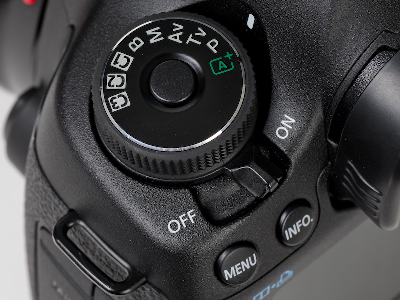 <b>電源レバーは左肩に移動。節度ある堅さだ。モードダイヤルロック付きになった</b>