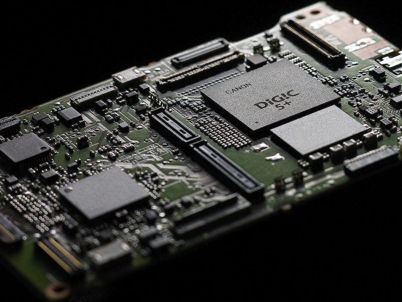 <b>画像処理エンジン「DIGIC 5+」の低ノイズ化に寄与している</b>
