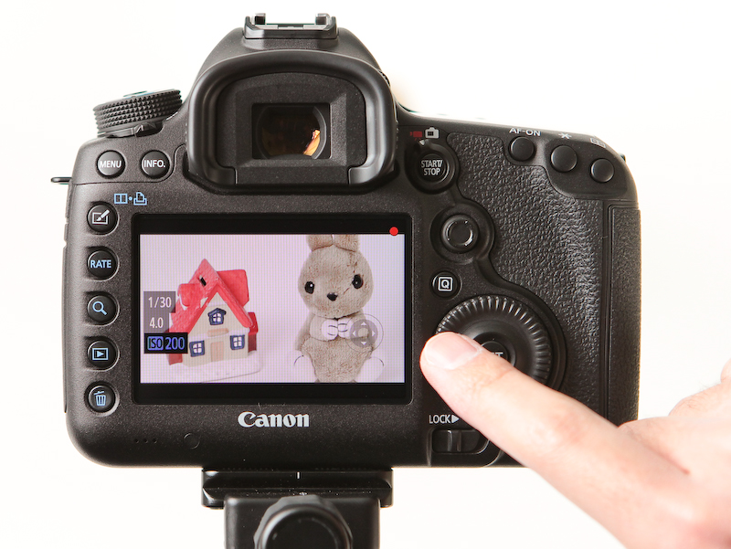 <b>動画サイレント機能では、サブ電子ダイヤルに軽く触れるだけでシャッター速度などを変更できる</b>