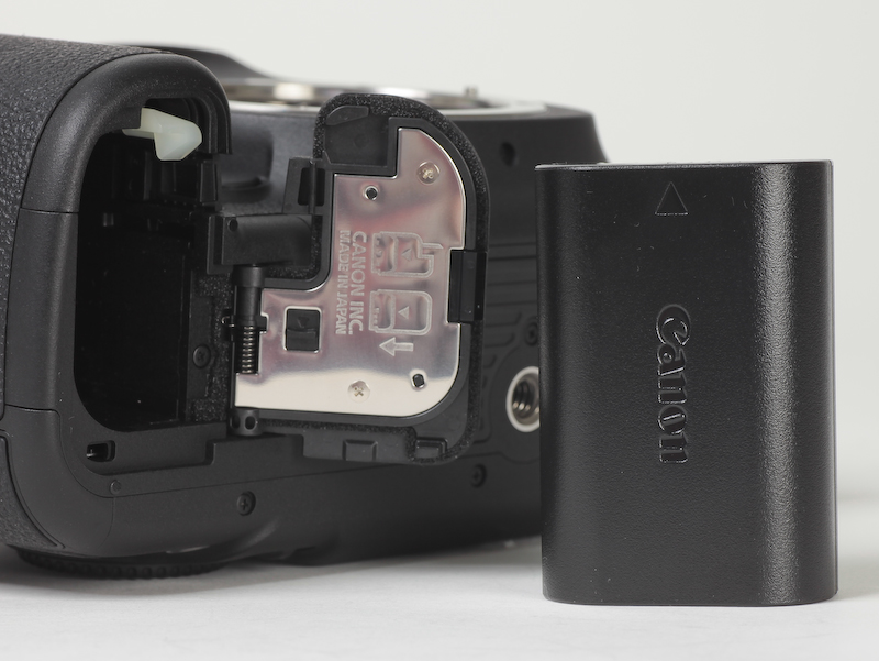 <b>バッテリーは従来機と同じLP-E6。ライブビューを多用したせいか、フル充電から384枚で電池残量が残り1目盛りに。気温が低かったせいもあるだろう</b>