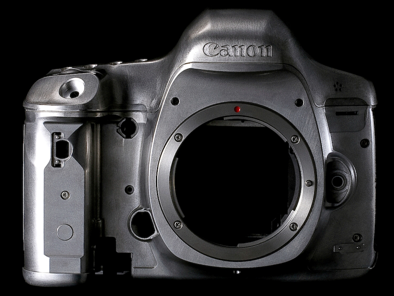 <b>専用バッテリーグリップも含めてマグネシウム合金製とした</b>