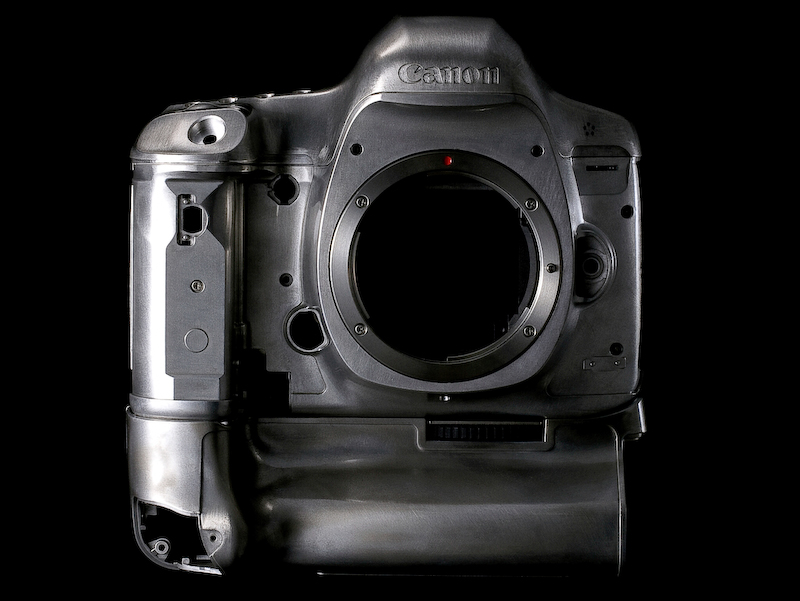 <b>専用バッテリーグリップも含めてマグネシウム合金製とした</b>