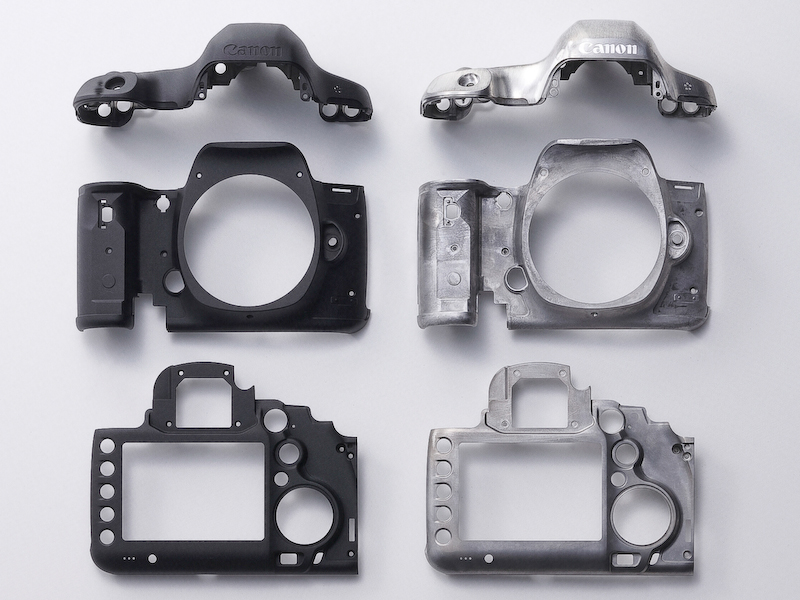 <b>外装パーツ。右から塗装前、塗装後</b>