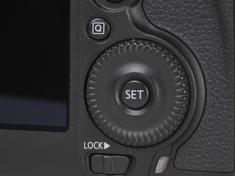 <b>サブ電子ダイヤルの表面にタッチセンサーを搭載したことで、動画サイレント設定を実現した</b>