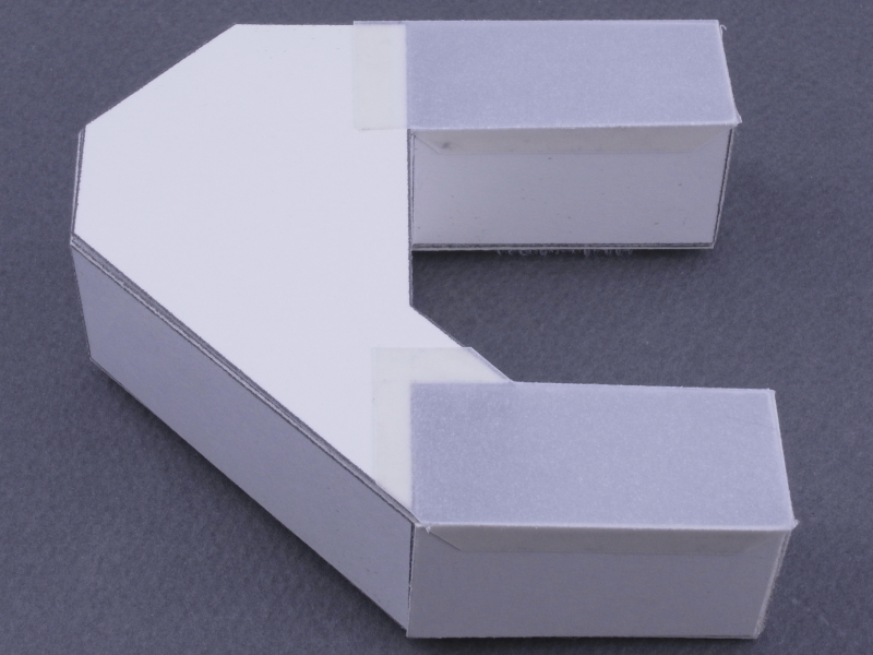 <b>さらに2カ所の開口部に、トレーシングペーパーを被せるかたちで接着する。これによりストロボ光の拡散効果が高まる</b>