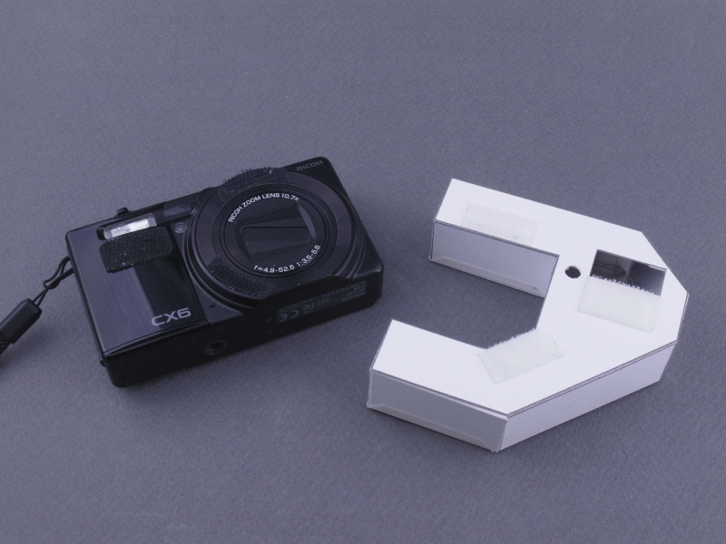 <b>CX6本体にもマジックテープを3カ所に貼り付ける。これで今回の工作は終了である</b>