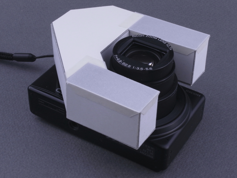 <b>ディフューザーを装着したCX6を、別角度から見てみる。カメラとしては異常な形状だが、“ミサイルランチャーを装備したモビルスーツ”みたいな趣があって、なかなかマニアックでカッコイイ（笑）</b>