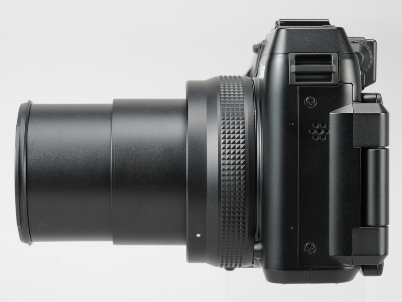 <b>沈胴式の光学4倍ズームレンズを搭載。左が広角端（28mm相当）、右が望遠端（112mm相当）</b>