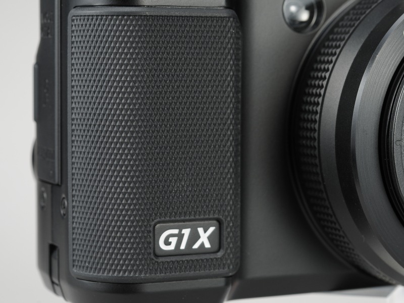 <b>指かかりの良いやや深めのグリップ</b>