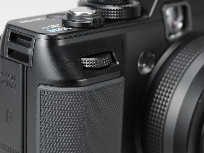 <b>グリップ前面に電子ダイヤルを装備</b>