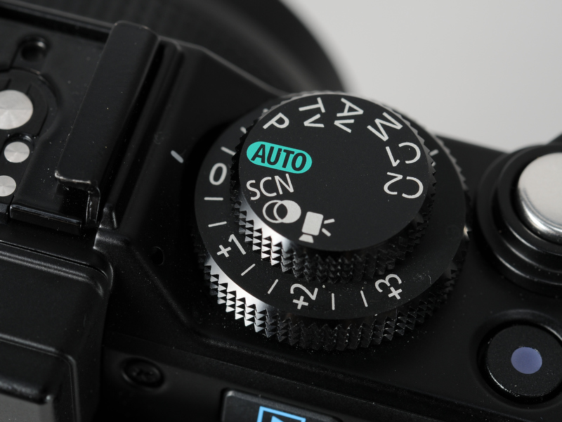 <b>モードダイヤルと露出補正ダイヤルを2段同軸に配置。2段ダイヤルは近年のGシリーズでお馴染みだろう</b>