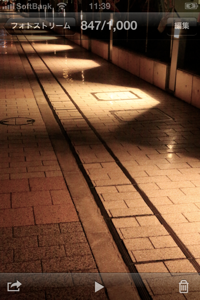 <b>iPhoneアプリ「写真」からフォトストリームの写真を表示。右下にゴミ箱のアイコンが見える</b>