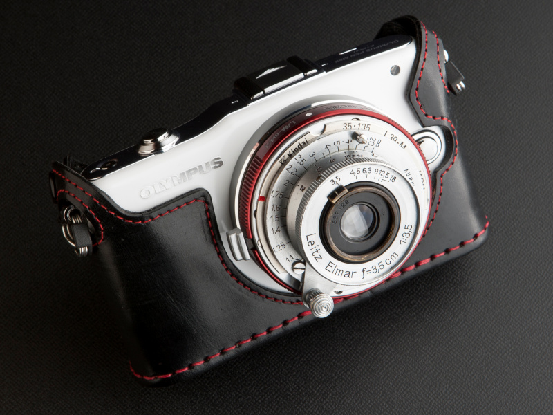 <b>ステッチとマウントアダプターを赤でそろえる。ボディが黒だとかなり大人びたスタイルだ</b>