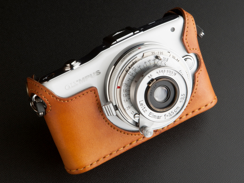 <b>ボディカラーに合わせて白いアダプターを装着してみた。ケースはどの色でも似合う</b>