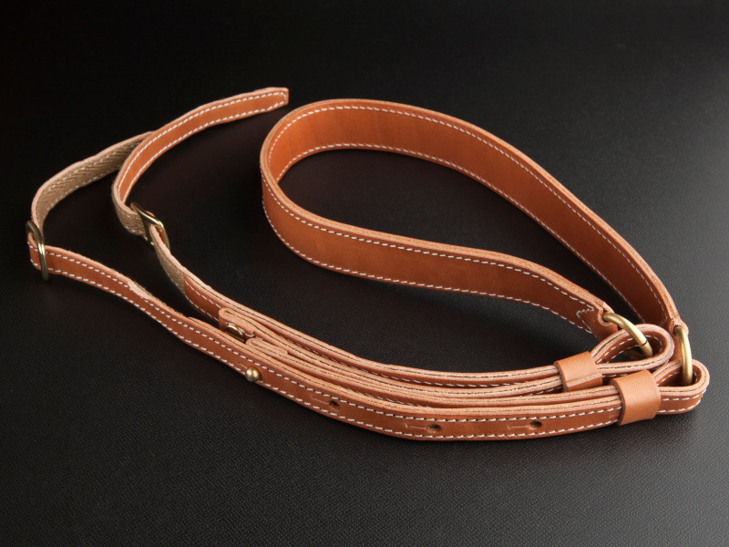 <b>レザーミニストラップはショートサイズ、ロングサイズともに6,090円だ</b>