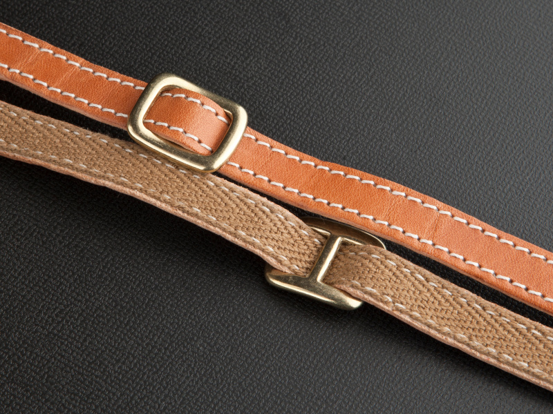 <b>取り付け部分は耐久性に配慮し、レザーの裏側にアクリルテープを貼り付けている</b>