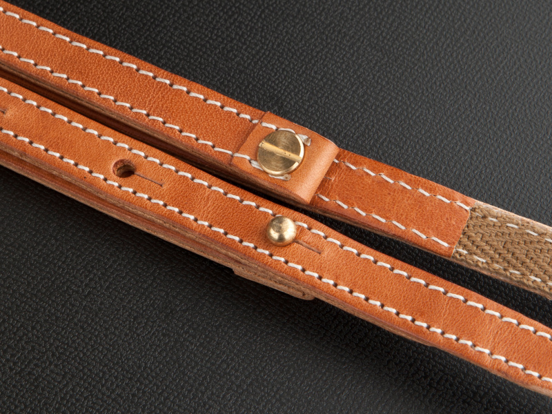 <b>長さ調整の金具はギボシを用いている。デザイン上のポイントにもなっている</b>