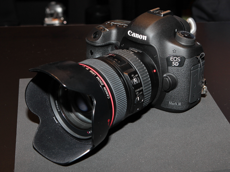 <b>24-105mm F4 L IS USMを装着したEOS 5D Mark III</b>