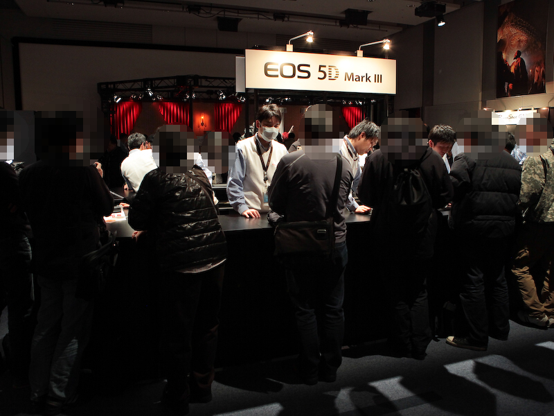 <b>会場は高感度撮影を試せるように暗くしてある</b>