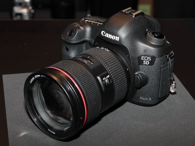 <b>EF 24-70mm F2.8 L II USMを装着したところ</b>