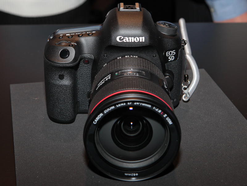 <b>EF 24-70mm F2.8 L II USMを装着したところ</b>