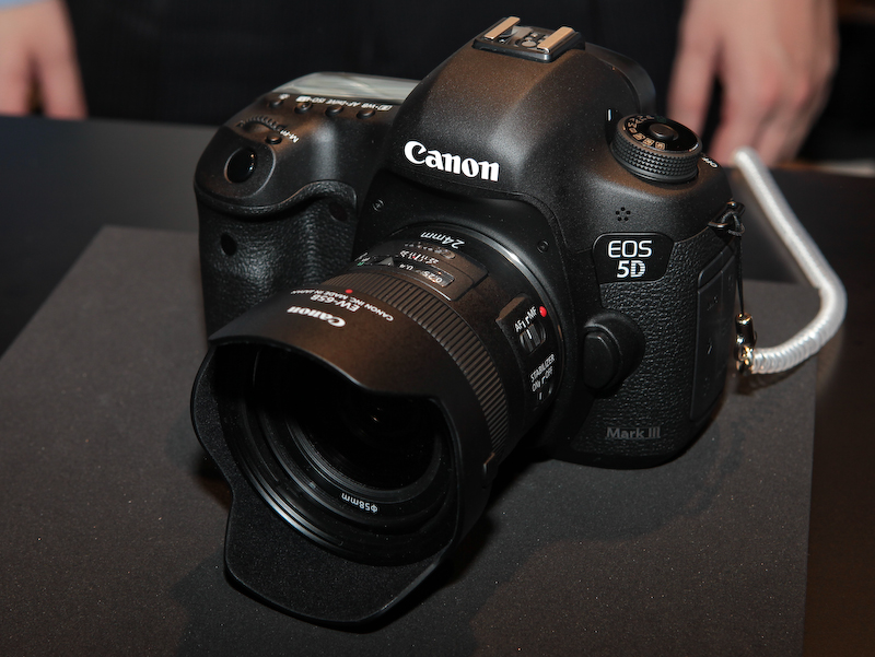 <b>EF 24mm F2.8 IS USMの装着例</b>