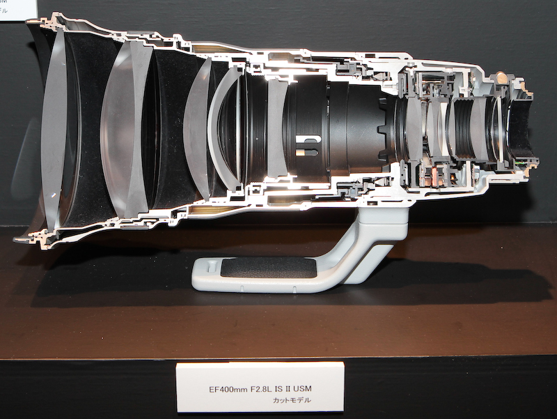 <b>超望遠レンズのカットモデルも展示。EF 400mm F2.8 L IS II USM</b>