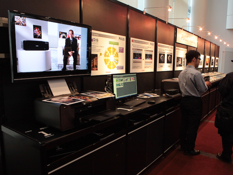 <b>プロ向けインクジェットプリンターPIXUS PRO-1のプリントデモコーナーもある。出力サンプルも数多く展示していた</b>