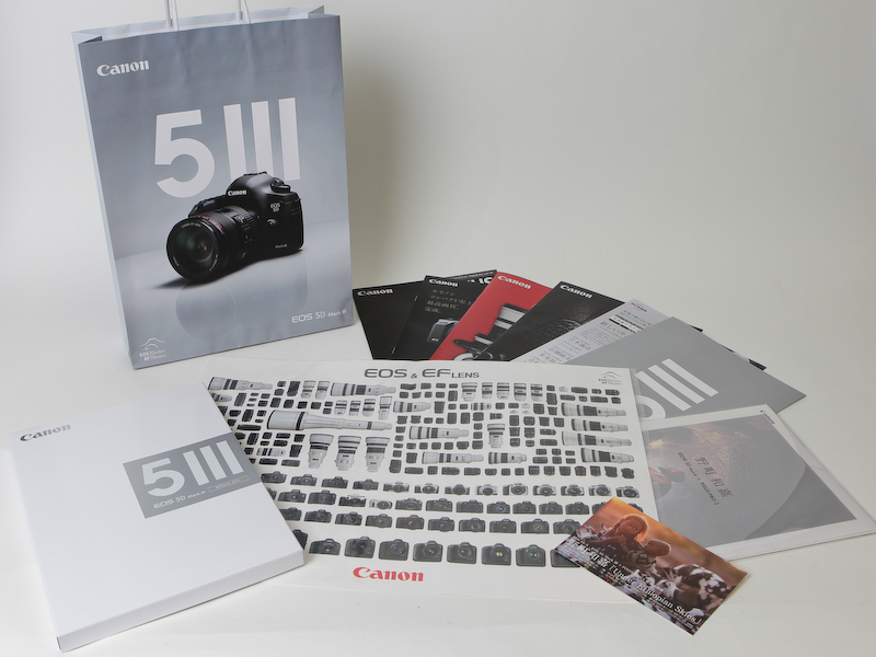 <b>来場者には記念品として「EOS 5D Mark III SPECIAL BOX」（野町和嘉氏撮影によるプリント、カタログ類）とEOSおよびEFレンズのシールを配布する</b>
