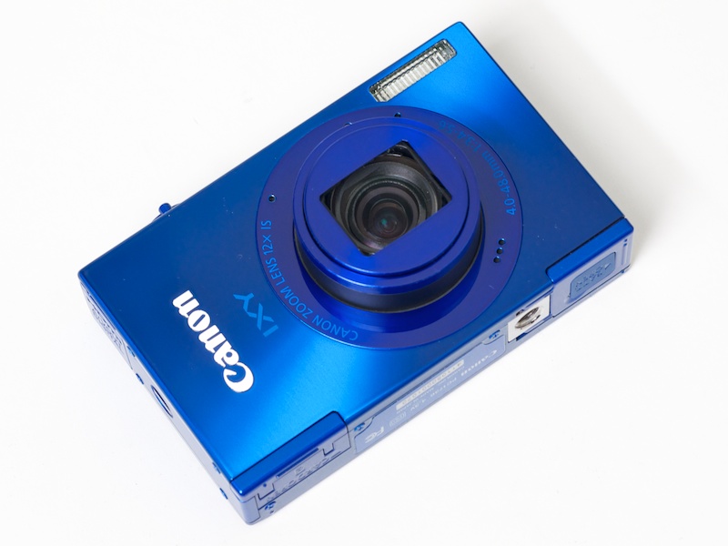 <b>端正なフォルムに美しい表面処理。コンパクトデジカメに新しい方向性を感じる</b>